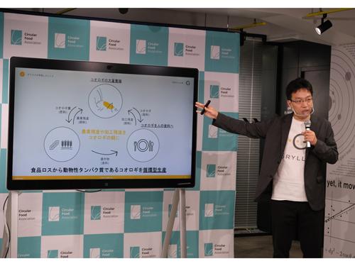 記者発表会での渡邉崇人代表